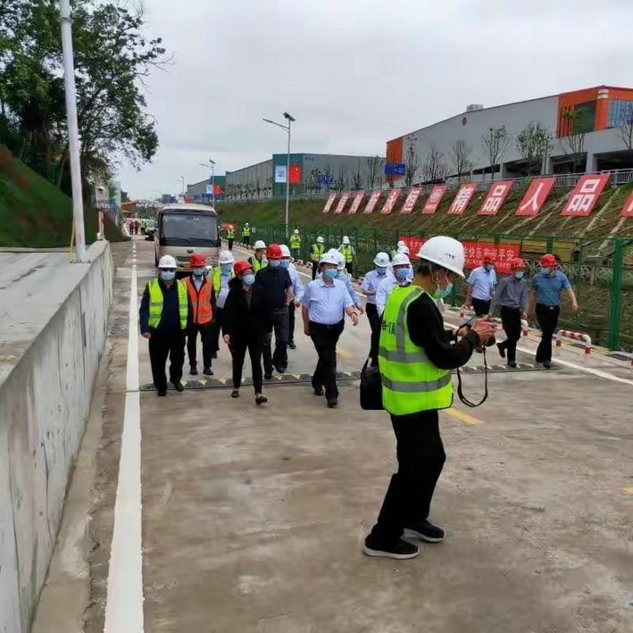 激情點(diǎn)亮重慶的天 -----記中鐵建重慶軌道交通15號線二期總承包部“新聞老兵”林赤喜